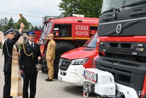 Święcenie pojazdów strażackich przez kapelana (fot. Magdalena Starnawska)