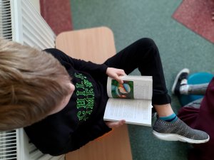 Mały chłopiec czyta książkę // fot. ZWE nr 1