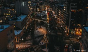 świąteczne iluminacje w mieście, widok z góry, ruch uliczny