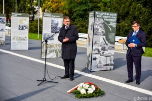 Prof. dr hab. Mirosław Golon, prezes gdańskiego oddziału Instytutu Pamięci Narodowej, przemawia podczas wernisażu wystawy „Zasłużyć na krzyż: albo Virtuti, albo drewniany. Obrona Wybrzeża 1939” na skwerze Kościuszki. W tle plansze, na których można oglądać wystawę // fot. Paweł Kukla