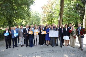 Na zdjęciu uczestnicy konferencji, a wśr&oacute;d nich m.in.: prezydentka Sopotu Magdalena Czarzyńska-Jachim, prezydent Gdyni Aleksandra Kosiorek, wiceprezydent Gdyni Tomasz Augustyniak, burmistrz Żukowa Mariola Zmudzińska, w&oacute;jt Kosakowa Eunika Niemc, prezydent Gdańska Aleksandra Dulkiewicz, wojewoda pomorska Beata Rutkiewicz, prezydent Wejherowa Krzysztof Hildebrandt i Marcin Kaczmarek, starosta powiatu wejherowskiego