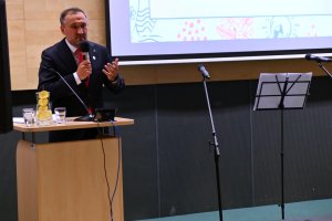 Mężczyzna w garniturze na m&oacute;wnicy 