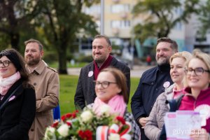 Od lewej: posłanka Wioleta Tomczak, radny miasta Łukasz Strzałkowski, wiceprezydent Gdyni Tomasz Augustyniak, Tadeusz Szemiot – przewodniczący Rady Miasta Gdyni oraz radne miasta Beata Zastawna i Agnieszka Tokarska podczas Marszu Różowej Wstążki 