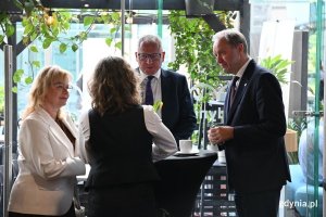 Forum Przedsiębiorstw w Gdyni. Na zdjęciu widoczni m.in. Mieczysław Struk, marszałek wojew&oacute;dztwa pomorskiego oraz Sławomir Kosakowski, prezes zarządu Agencji Rozwoju Pomorza. (fot. Łukasz Kamasz)