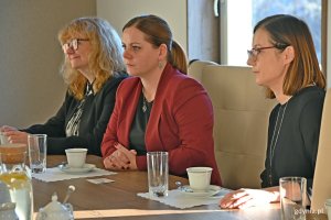 Od lewej:  Joanna Leman – kierownik Referatu Współpracy z Zagranicą Urzędu Miasta Gdyni, prezydent Gdyni Aleksandra Kosiorek oraz Justyna Patyk – zastępca naczelnika Wydziału Polityki Gospodarczej Urzędu Miasta Gdyni podczas spotkania z dyrektorem Biura Przedstawicielstwa Tajpej w Polsce w Urzędzie Miasta Gdyni 