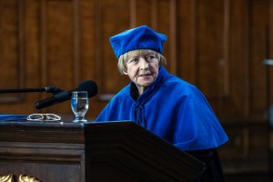 prof. Małgorzata Książek-Czermińska podczas wygłaszania laudacji na temat Olgi Tokarczuk