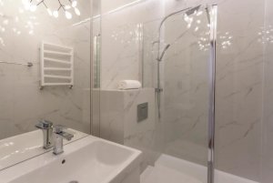 Łazienka w jednym z apartament&oacute;w w obiekcie Apartamenty przy Plaży Klif