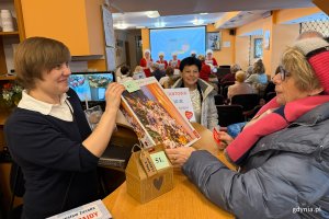 Uczestniczki finału w Centrum Aktywności Seniora biorące udział w loterii fantowej