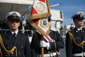 Mężczyźni w galowych mundurach Marynarki Wojennej ze sztandarem