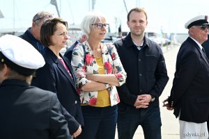 W uroczystości odsłonięcia tablicy pamiątkowej poświęconej Piotrowi i Mieczysławowi Ejsmontom w alei Żeglarstwa Polskiego wzięli udział radni miasta (od lewej): Larysa Kramin, Joanna Zielińska i Norbert Anisowicz 