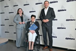 Prezydent Gdyni Aleksandra Kosiorek i wiceprezydent Tomasz Augustyniak podczas powołania Anny Dobkowskiej na pełnomocnika ds. os&oacute;b z niepełnosprawnościami