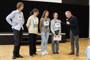 Casting do spektaklu „Sekret" w ramach projektu „PaT", na zdjęciu  od lewej: Grzegorz Jach i młodzież z II i V LO w Gdyni (fot. Katarzyna Balcerzak)