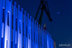 Muzeum Emigracji podświetlone na niebiesko (fot. Paweł Budziński)