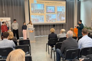 Spotkanie w ZSA-E w Gdyni, na zdjęciu wicedyrektorka ZSA-E Izabela Niewiadomska z uczniami (fot. Katarzyna Balcerzak)