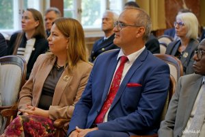 Wiceprezydentka Gdyni Oktawia Gorzeńska i wicewojewoda pomorski Emil Rojek podczas posiedzenia senatu uczelni z okazji 106. rocznicy utworzenia Uniwersytetu Morskiego 