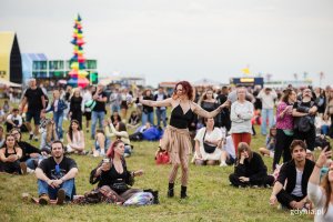 Uczestnicy festiwali bawiący się podczas jednego z koncert&oacute;w