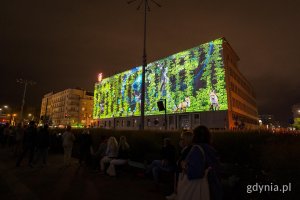 &bdquo;Zaczęło się  od morza. Baśniowa opowieść o Gdyni&rdquo;, video mapping na fasadzie urzędu miasta i widzowie