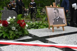na zdjęciu płyta nagrobna ze zdjęciem