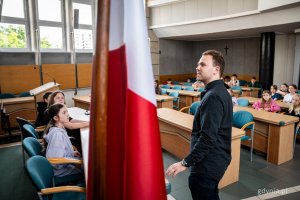 Grupa z SP nr 37 w Gdyni w sali obrad Rady Miasta Gdyni - spotkanie z radnym Norbertem Anisowiczem (fot. Kamil Złoch)