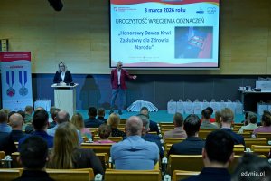 Dr hab. Marlena Robakowska &ndash; dyrektor Regionalnego Centrum Krwiodawstwa i Krwiolecznictwa w Gdańsku przemawiająca podczas gali honorującej dawc&oacute;w krwi z regionu