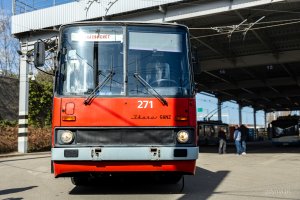 Trolejbus Ikarus 280T już w zajezdni PKT w Gdyni (fot. Kamil Złoch)