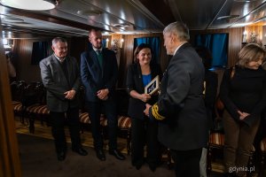 Wręczenie pierwszej statuetki &ndash; nagrody im. komandora Macieja Janiaka na pokładzie ORP &bdquo;Błyskawica&rdquo; (fot. Kamil Złoch)