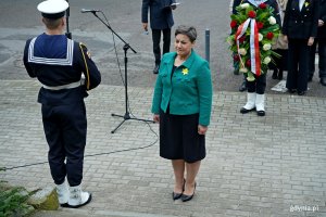 Alina Baaske – pełnomocniczka wojewody pomorskiej ds. integracji środowisk kombatanckich i koordynacji ich działań składająca kwiaty podczas uroczystości z okazji 82. rocznicy wybuchu powstania w getcie warszawskim 