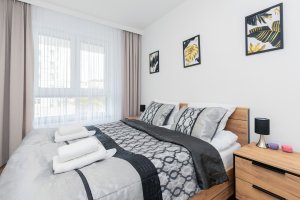 Apartament Benisławskiego 8, sypialnia z dżzym łóżkiem