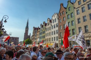 Kulminacyjnym punktem obchodów był wiec na Długim Targu, który rozpoczął się o godz. 17.30 od odśpiewania hymnu Europy, fot. Piotr Hukało.