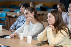 Grupa młodych kobiet