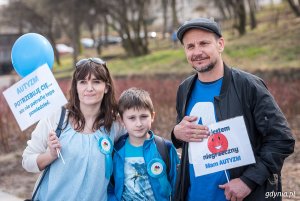 Obchody Światowego Dnia Wiedzy o Autyzmie na ulicach Gdyni // fot. D. Linkowski