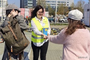 Kwestująca radna Anna Myszka i darczyńcy 