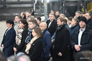 Uczestnicy spotkania z premierem w PGZ Stoczni Wojennej, a wśr&oacute;d nich m.in. gdyńscy samorządowcy