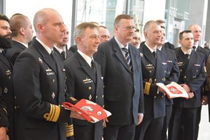 Przekazanie bandery z ORP „Kondor” Muzeum Marynarki Wojennej // fot. Lechosław Dzierżak