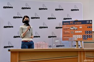 Losowanie nagród w loterii "Rozlicz PIT w Gdyni" otworzyła wiceprezydent Gdyni Katarzyna Gruszecka-Spychała // fot. Magdalena Śliżewska