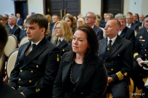 Uczestnicy uroczystego posiedzenia senatu uczelni z okazji 106. rocznicy utworzenia Uniwersytetu Morskiego