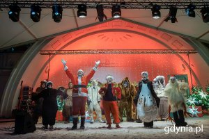 Mikołaj, elf i zwierzęta podczas zabawy mikołajkowej na placu Grunwaldzkim