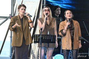 Wokalistki: Anna Malek, Alicja Kalinowska i Paulina Gołębiowska podczas koncertu &bdquo;Cztery żywioły&rdquo; na Bulwarze Nadmorskim