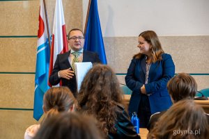 Konsul Generalny Ukrainy w Gdańsku Oleksandr Płodystyi i prezydent Gdyni Aleksandra Kosiorek. Wizyta grupy dzieci i młodzież z ukraińskiego Nikopola w Urzędzie Miasta Gdyni i spotkanie z prezydent Aleksandrą Kosiorek (fot. Kamil Złoch)