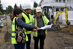 Od lewej: Małgorzata Formela, kierownik ref. ds. wód opadowych ZDiZ, Marek Łucyk- wiceprezydent Gdyni, Grzegorz Mrzygłocki - kierownik budowy MTM S.A.// fot. gdynia.pl