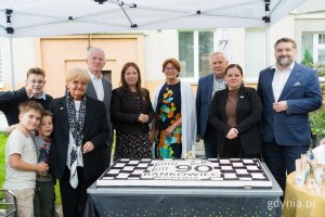W sobotę, 12 września świętowaliśmy 90 lat Bankowca. Nie zabrakło urodzinowego tortu. Na zdjęciu od lewej: założycielka i kustoszka Mini Muzeum Bankowiec Maria Piradoff-Link z rodziną, senator Sławomir Rybicki, wiceprezydentka Gdyni Oktawia Gorzeńska, potomkowie Stanisława Ziołowskiego, prezydent Gdyni Aleksandra Kosiorek i przewodniczący Rady Miasta Tadeusz Szemiot (fot. Paweł Budziński)