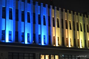 Muzeum Emigracji podświetlone na niebiesko i ż&oacute;łto (fot. Michał Puszczewicz)