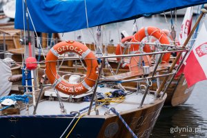 Jacht „Roztocze”  ze Szczecina z polską banderą w Marinie Gdynia