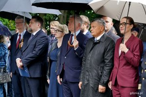 W uroczystościach z okazji 87. rocznicy wybuchu II wojny światowej na Cmentarzu Wojennym w Redłowie wzięli udział m.in. (od prawej): posłanka Wioleta Tomczak, Krzysztof Kozubowski &ndash; członek zarządu okręgu pomorskiego Światowego Związku Żołnierzy Armii Krajowej, senator Sławomir Rybicki, radna Gdyni Agnieszka Tokarska, Tadeusz Szemiot &ndash; przewodniczący Rady Miasta Gdyni i wiceprezydent Gdyni Rafał Geremek