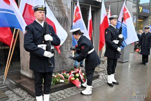Marynarze Marynarki Wojennej pod pomnikiem.