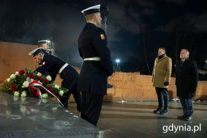 Prezydent Wojciech Szczurek i wiceprezydent Marek Łucyk złożyli kwiaty przed Kwaterą Pamięci podczas capstrzyku z okazji 105. rocznicy utworzenia Marynarki Wojennej 