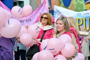 Uczestniczki Marszu R&oacute;żowej Wstążki z balonami w rękach przed Teatrem Miejskim w Gdyni 