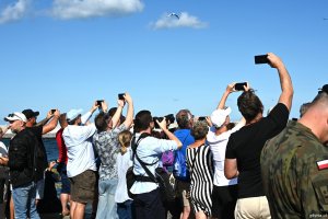Ludzie fotografują przepływający okręt
