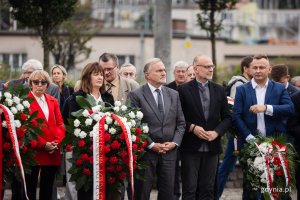Od prawej: Kordian Kulaszewicz - prezes Fundacji Adaptacja, Michał Guć - wiceprezydent Gdyni, Wojciech Szczurek - prezydent Gdyni i Małgorzata Zwiercan z Fundacji Pomorska Inicjatywa Historyczna podczas uroczystości z okazji 43. rocznicy strajków sierpniowych i podpisania porozumień sierpniowych // fot. Karol Stańczak