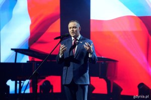 na zdjęciu prezydent Karol Nawrocki na scenie
